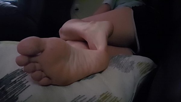 Play MP4 - Amateur wife's size 5 feet&comma; toes&comma; and soles
