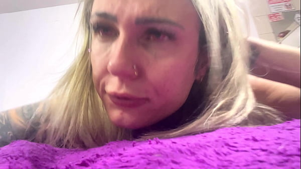 Aquele foda gostosa enfiou com vontade sem camisinha na minha buceta toda babada gozando muito no pau dele pulsando dentro ! Os olhos ficou at&eacute; vermelho de tanto gozar 