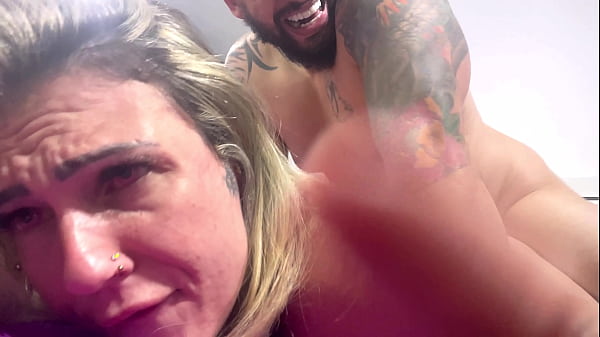 Aquele foda gostosa enfiou com vontade sem camisinha na minha buceta toda babada gozando muito no pau dele pulsando dentro os olhos ficou at&eacute; vermelho de tanto gozar 