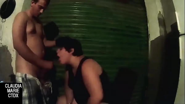 Mamada dura detrás de la_persiana cerrada