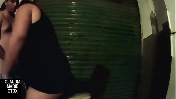 Mamada dura detrás de_la persiana cerrada