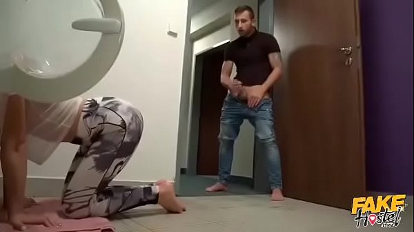 Žena uvízlá v pračce D