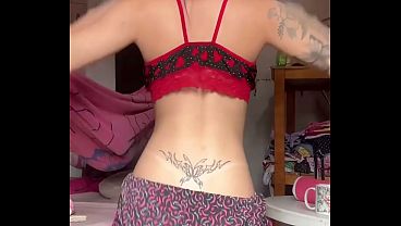 Ruiva rebolando s&oacute_ de pijama