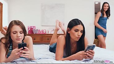 Nonton Teen Rose Carter And Her Latina Stepsis Isa Bella Wear Strap Ons And Double Penetrate Their Lesbian Stepmom Katrina Colt, Fucking Her Ass And Pussy. thumbnail
