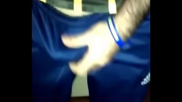 Play MP4 - manoseando el bulto en pantal&oacute;n adidas y acabando &lpar;paja&rpar;