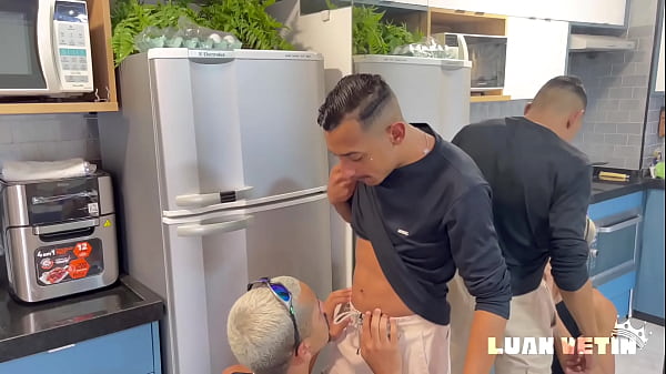 Vizinho H&eacute;tero Casado, veio pedir um copo de Leite, e saiu com o rabo cheio !!! 