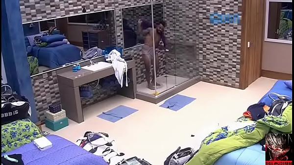 DOUGLAS TOMANDO BANHO