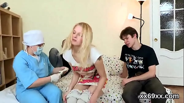 Skilled medic finger fucks elegant girl narrow pussy in threesome 