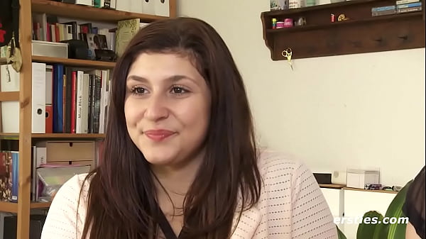 Play MP4 - Ersties - Julie und Maria fingern sich gegenseitig ihre zarten und nackten Muschis