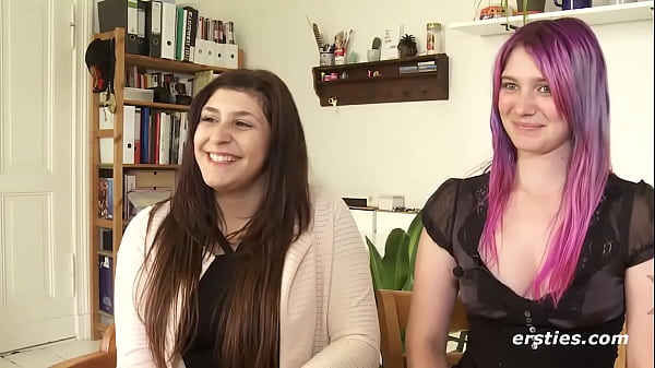 Ersties Julie und Maria fingern sichgegenseitig ihre zartenund nackten Muschis