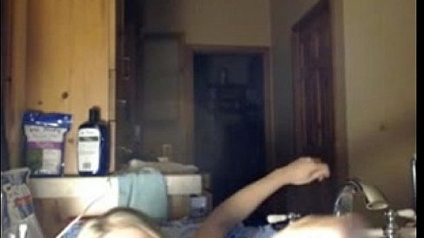 Blonde cam girl brings herself to orgas 