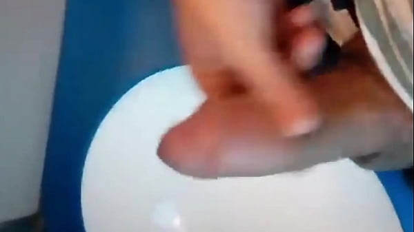 DOTADO MOSTRANDO A PICA NO BANHEIRO DO TREM 