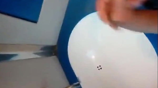 DOTADO MOSTRANDO A PICA NO BANHEIRO DO TREM 