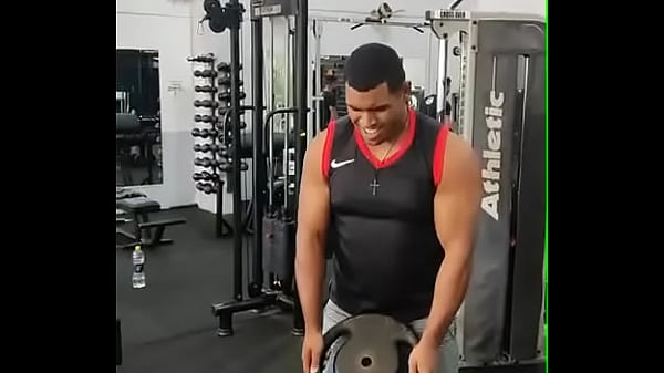 Academia com cabo numa sala de muscula&ccedil;&atilde;o com anilha 