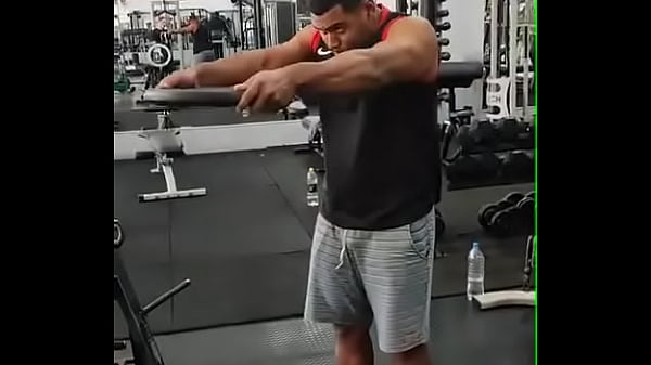 Academia com cabo numa sala de muscula&ccedil;&atilde;o com anilha 