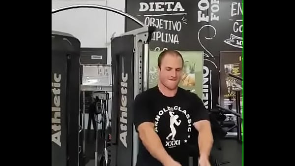 Academia com cabo numa sala de muscula&ccedil;&atilde;o com anilha 
