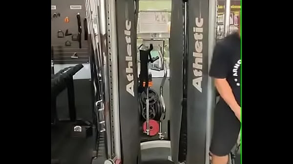 Academia com cabo numa sala de muscula&ccedil;&atilde;o com anilha 