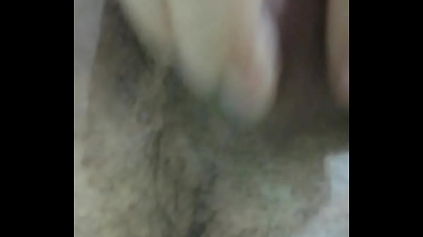 Joven muestra sus bolas 