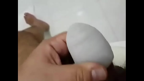 Masturbando no ovinho 