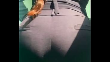 SECRETARIA SEXY EN LA OFICINA VA A AL CUARTO DE LAVADO A DESNUDARSE Y MASTURBARSE HASTA QUE SE VIENE SE ABRE TODO SU CULO Y SU VAGINA