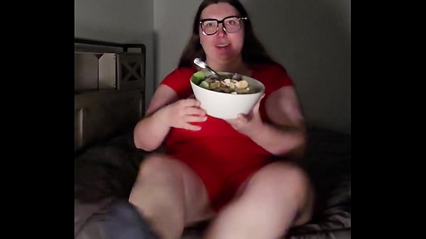 Asmr huge salad bbw crunching and gulping 4k portrait 