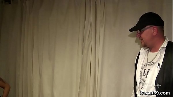 Play MP4 - 2 MILFs schicken Jungspund weg und ficken seinen Vater