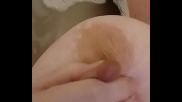 Mi gorda compa&ntilde_era de trabajo jugando con sus senos en la ba&ntilde_era. Muy sexy