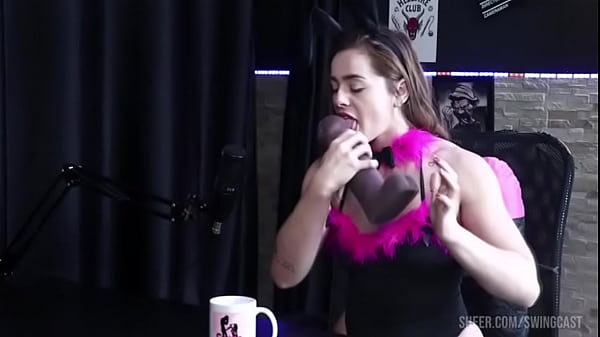 Ruiva gostosa faz boquete no brinquedinho Evelyn Zain