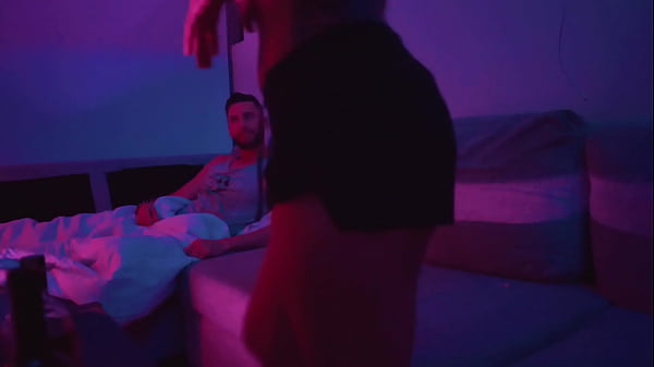 Russian boy sings to his girlfriend fromMedellin while she dance_naked