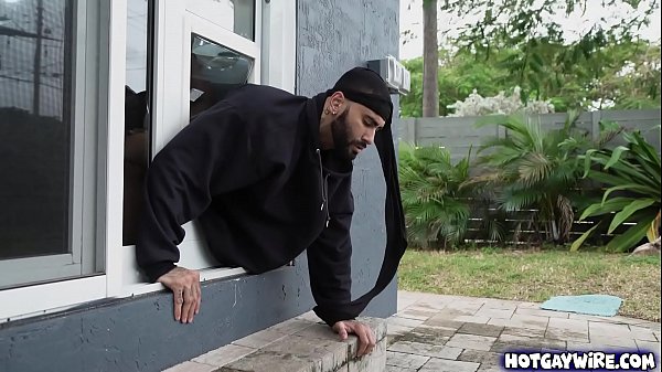 Play MP4 - Thief got stuck in the window while escaping - gay porn