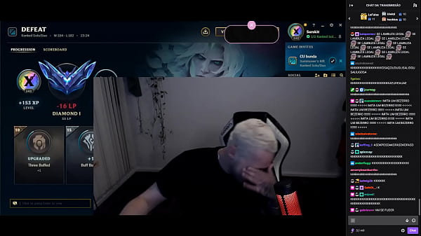 branco safadinho levando gozada firme no rosto e se deliciando 