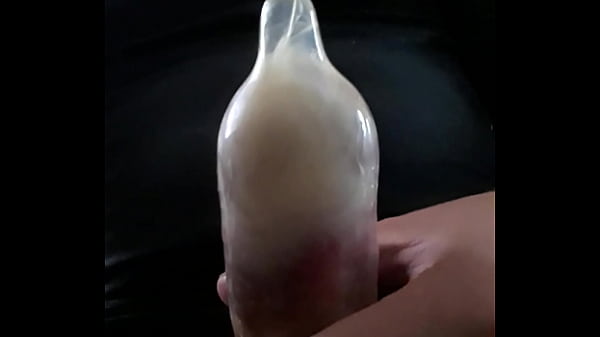 Play MP4 - Huge cum condom