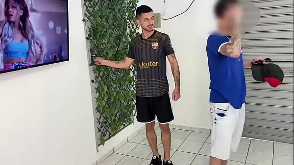 Cliente Safado Metendo No Seu Barbeiro thumbnail