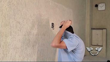 Sozinha em casa enquanto o marido de aluguel trabalha tranquilamente