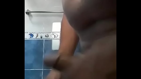 Se masturba y se viene con mis fotos 