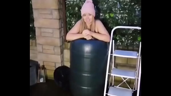 Nonton Ice Bathing Popout thumbnail