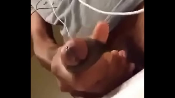 Neguinho dotado gozando