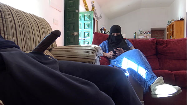 A Turkish woman is NOT_SCARED_when her_husbands friend_shows his big black cock