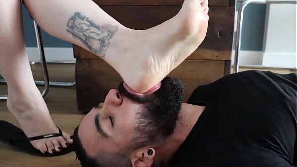 Sexy feet in flip flops_are worshiped