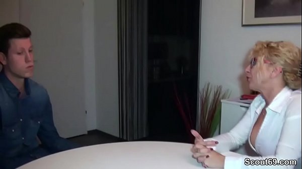 Geile_Mutti hilft Jungspund bei seinemersten_Fick