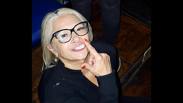 Dessa vez os machos no cine porno vieram com muita porra e me deixaram a cara e boca bem lambuzadas 