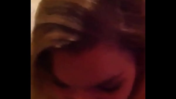 Loira de quatro mostrando o cuzinho arrombado j&aacute; levou muita rola neste cu 