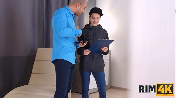 Play MP4 - RIM4K&period; Guy buys phone and asslicking by the delivery girl is a bonus