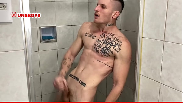 Carmona e flagrado em momentos &iacute_ntimos no banho - V&iacute_deo Completo