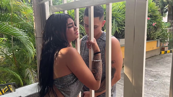 Nonton Jardinero Me Folla A Trav&eacute;s De La Reja Cuando Mi Novio No Est&aacute; En Casa thumbnail