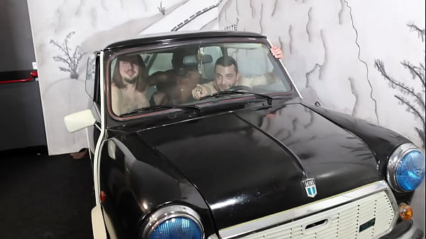 On rentre &agrave; 6 dans une mini pour une orgie compl&egrave;tement dingue avec joss 