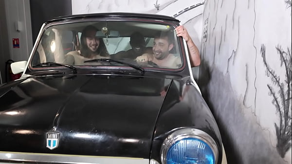 On rentre &agrave; 6 dans une mini pour une orgie compl&egrave;tement dingue avec joss 