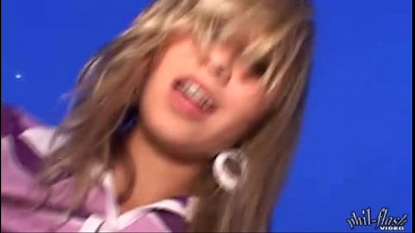 Horny_babe plays outdoor