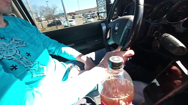 Play MP4 - Jerking his dick while driving to work