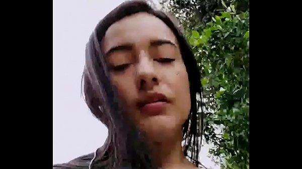 Vanesa se masturba en el parque 